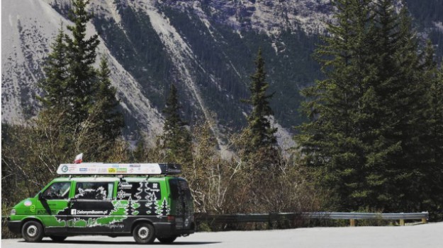 RMF Extra: Zielonym busem: Wysłali 21-letniego busa za ocean i podróżują nim przez całą Amerykę!