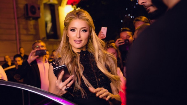 RMF Extra: Paris Hilton wzięła ślub! Niewiele kobiet wybrałoby taką suknię ślubną [FOTO]