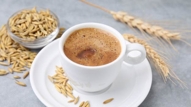 RMF Extra: Kiedyś hit PRL-u, dziś pogromca problemów z trawieniem. Oto, co kawa zbożowa robi z twoimi jelitami