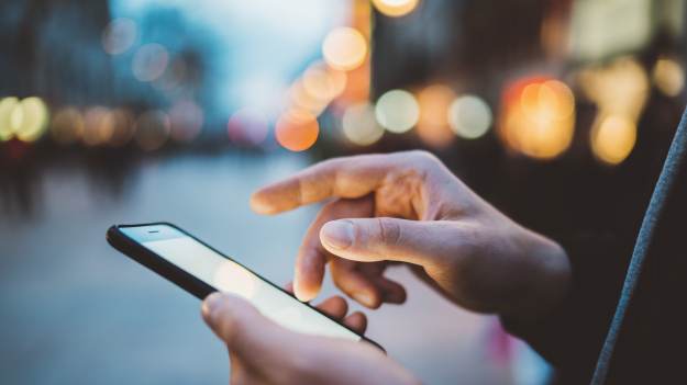 RMF Extra: Trzech operatorów ma zwrócić konsumentom pieniądze. Czego dotyczy decyzja UOKiK?