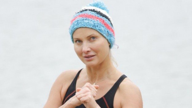 RMF Extra: Joanna Moro w stroju kąpielowym tuż po wyjściu z lodowatej wody: "Jestem cała fioletowa"