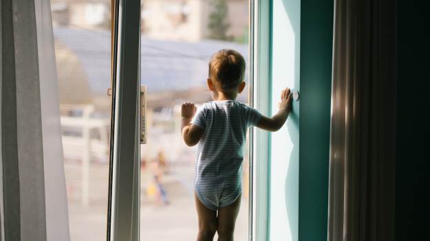 RMF Extra: O włos od tragedii. 3-latka spadła z 5. piętra. Uratował ją przechodzień