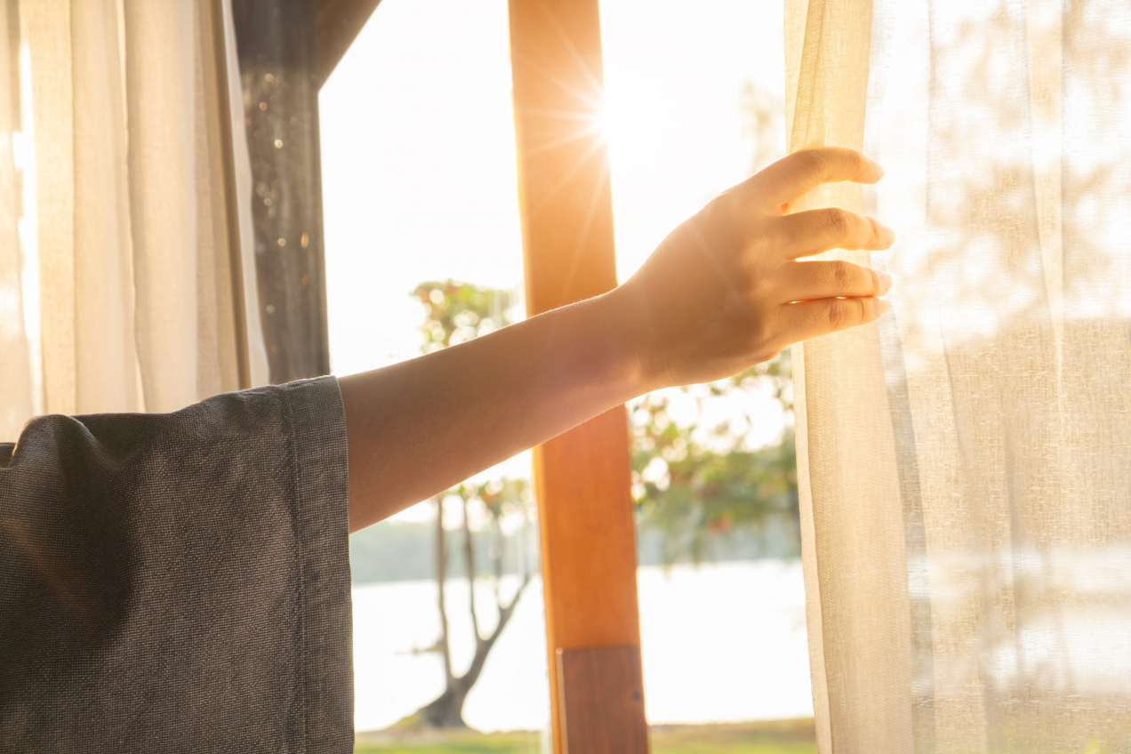 Prosty sposób na śnieżnobiałe firanki. Sprawdzony trik