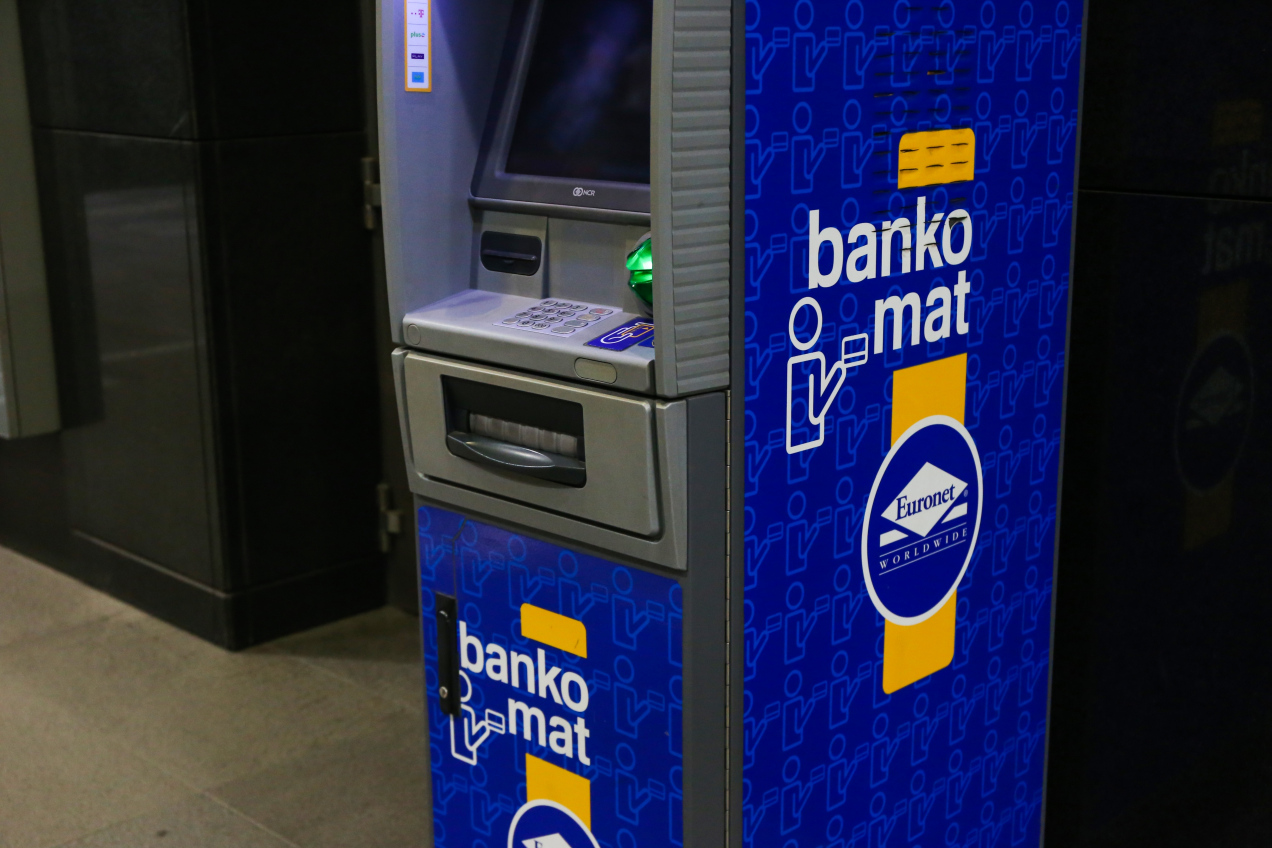 Euronet zmienia zasady wypłat. Wielu użytkowników przy bankomacie spotka niespodzianka