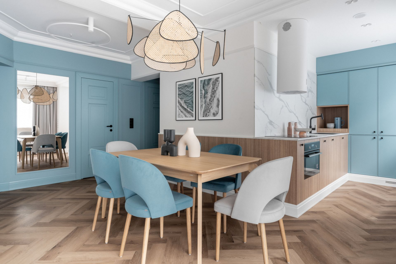 78-m mieszkanie w sopockiej kamienicy. W środku lamperie, drewno i odważne kolory