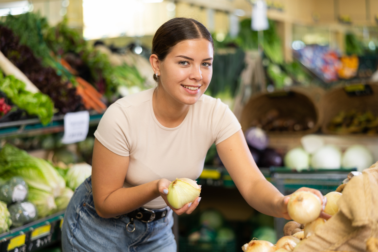 Jak przechowywać cebulę, żeby nie gniła? Nie w lodówce ani nie obok ziemniaków. Większość Polaków popełnia błąd