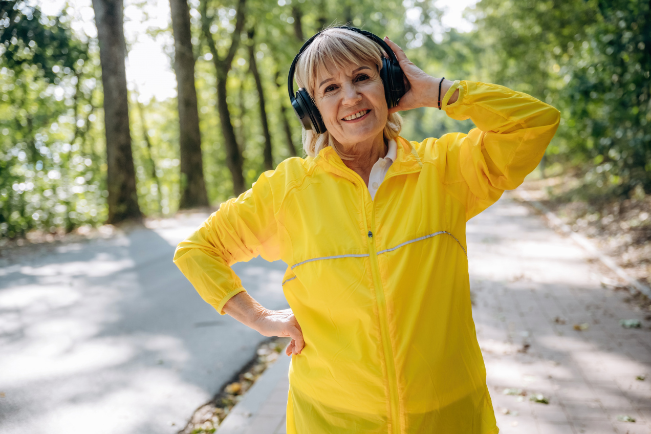 Nie bieganie ani siłownia. Taki spacer to najlepszy sposób dla osób po 50. roku życia. gwałtownie zobaczysz efekty! „Działa tylko wtedy, gdy…”