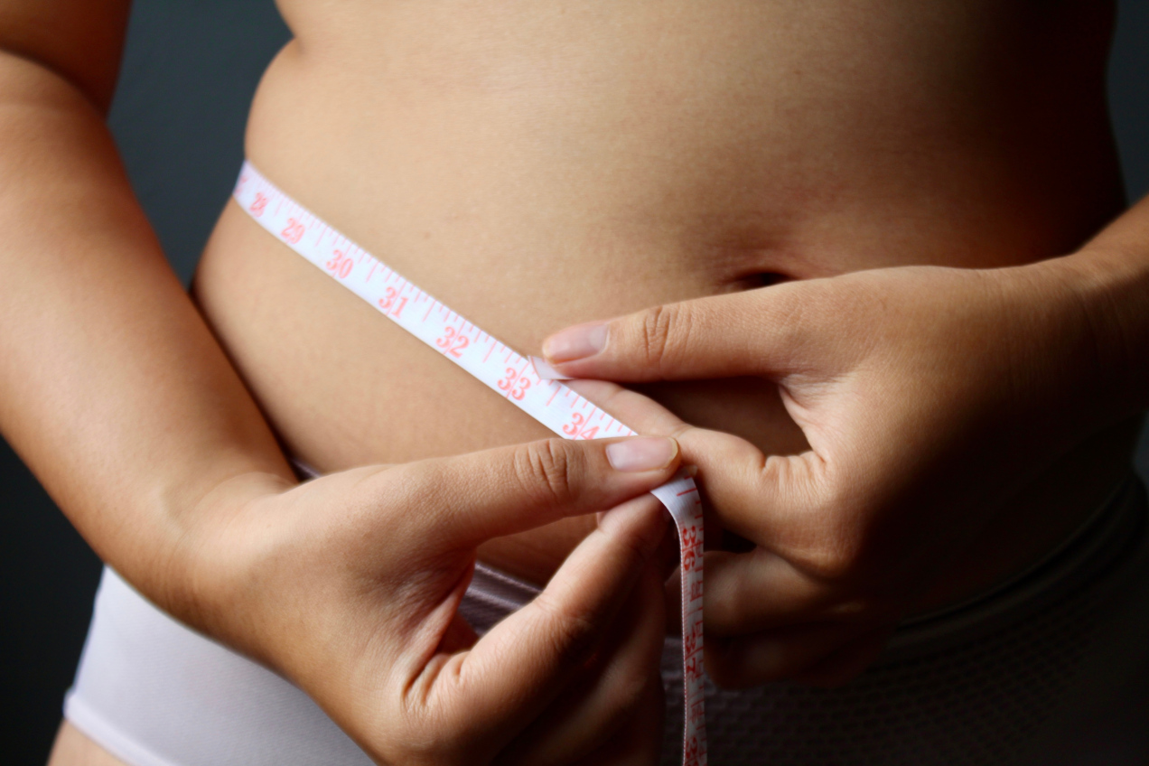 Jak pozbyć się oponki po 50-tce? Najlepsze ćwiczenia według trenera