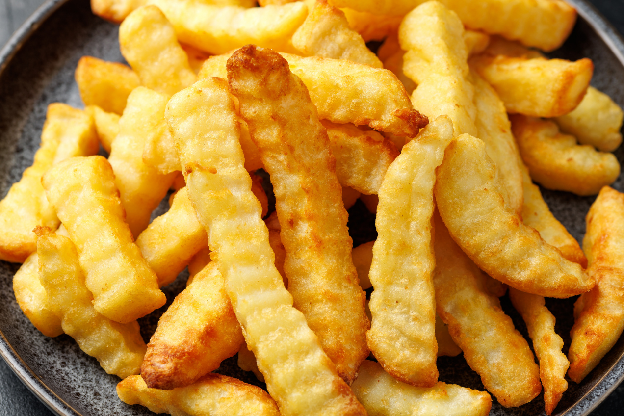 Zapomnij o gumowatych frytkach. Dodaj ten składnik, a będą jak z najlepszej restauracji