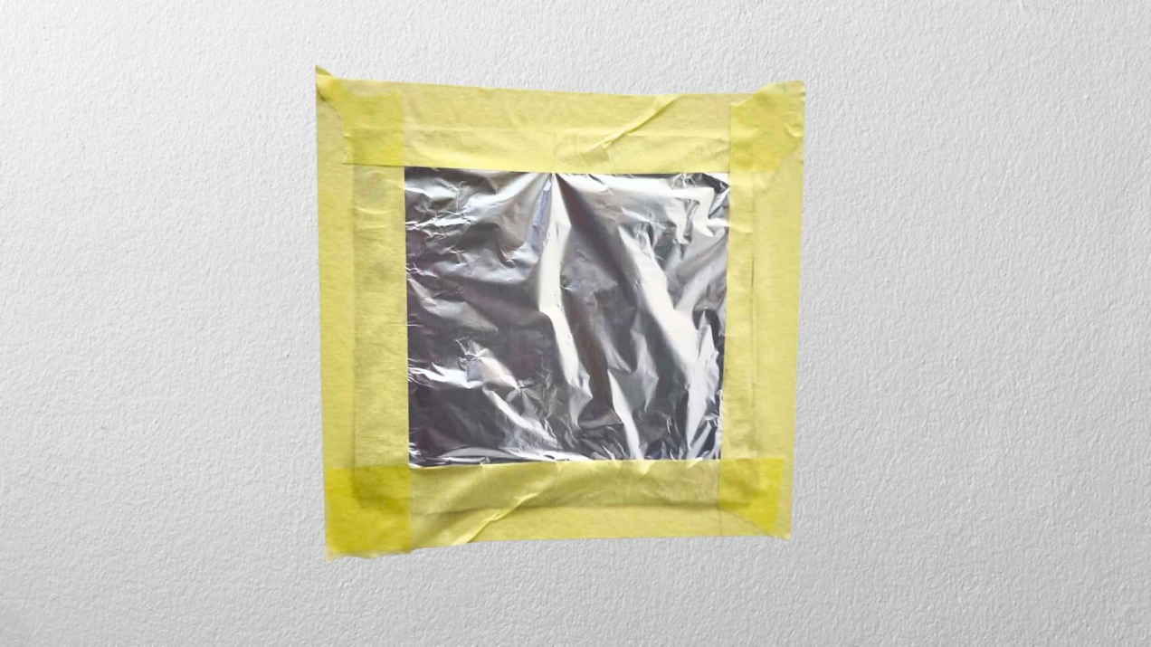 Przykleiłam folię aluminiową do ściany. Ten trik uchronił mnie przed remontem!