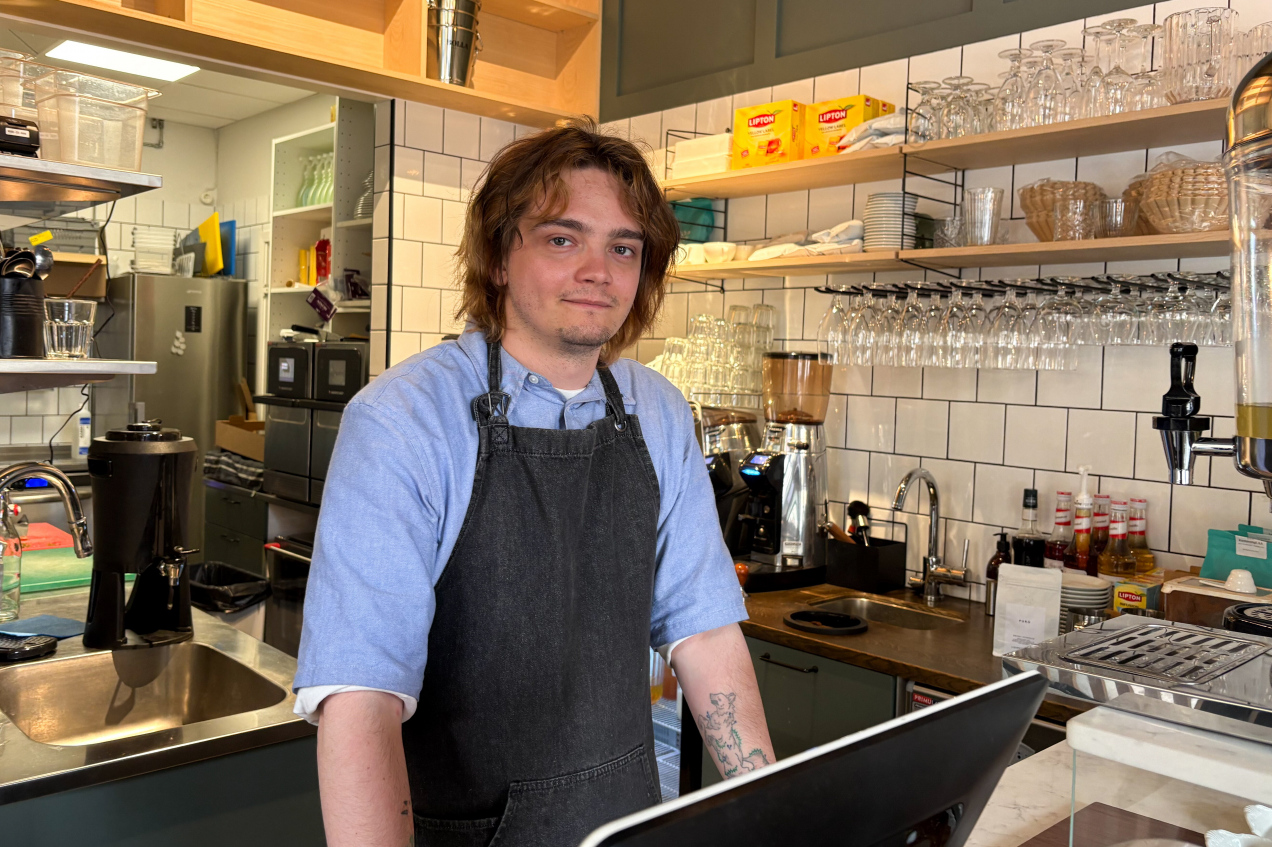 Polak baristą w pierwszej na świecie kawiarni zarządzanej przez AI. „Mona” rządzi wszystkim