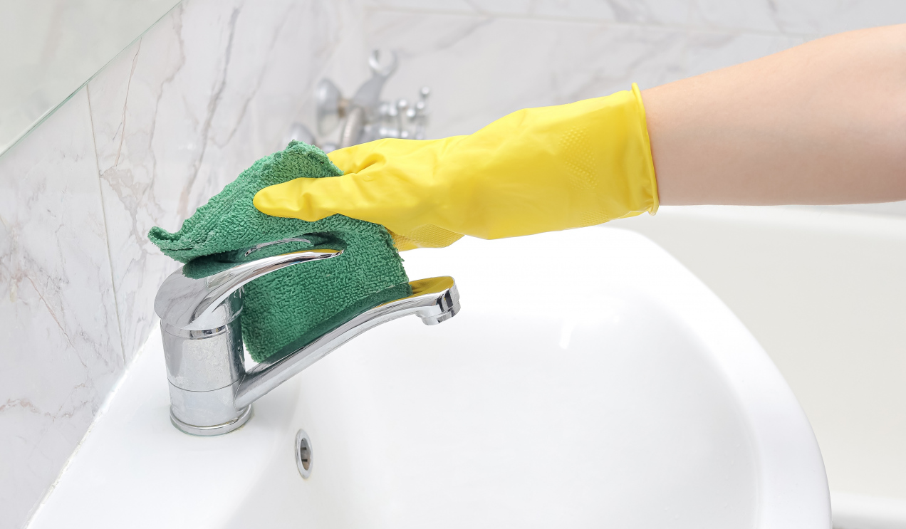 Domowy trik na lśniące krany. Biorę jeden produkt z kuchni, by wyglądały jak nowe przez lata