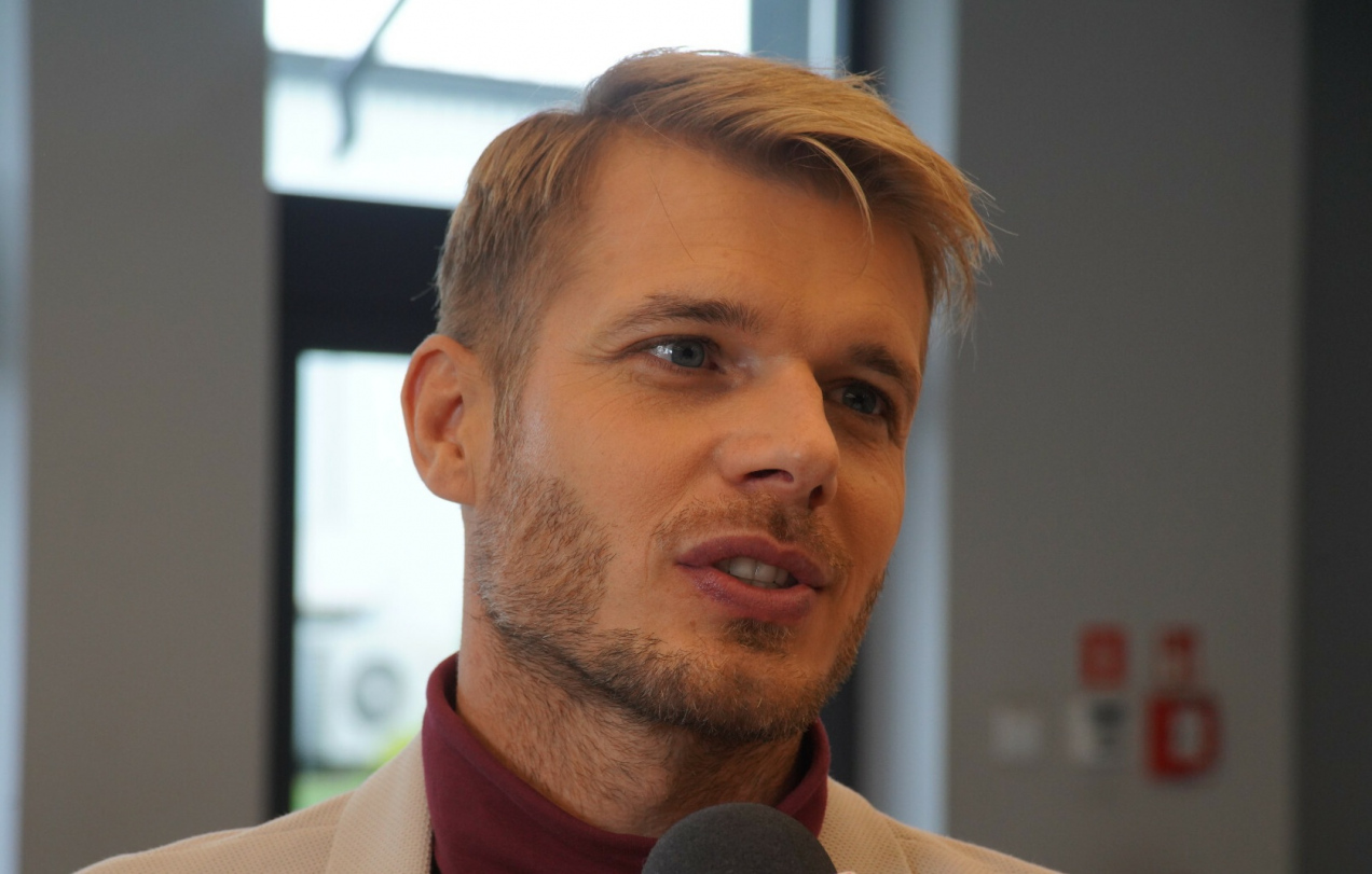 Co się dzieje z Ciachorowskim? Gwiazdor „Na dobre i na złe” szczerze o wyjeździe z Polski