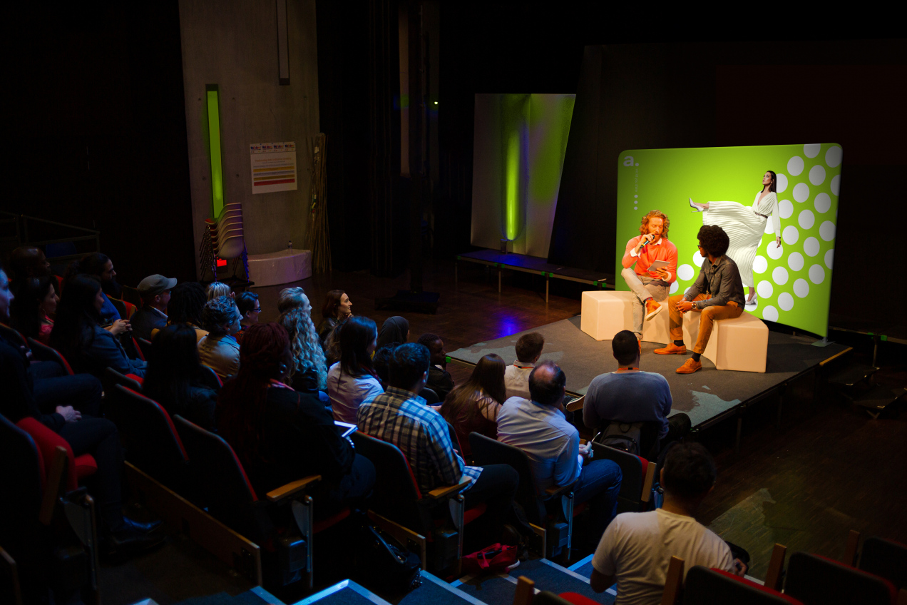 Wystąpienia publiczne i eventy – jak profesjonalna oprawa wpływa na wizerunek firmy?