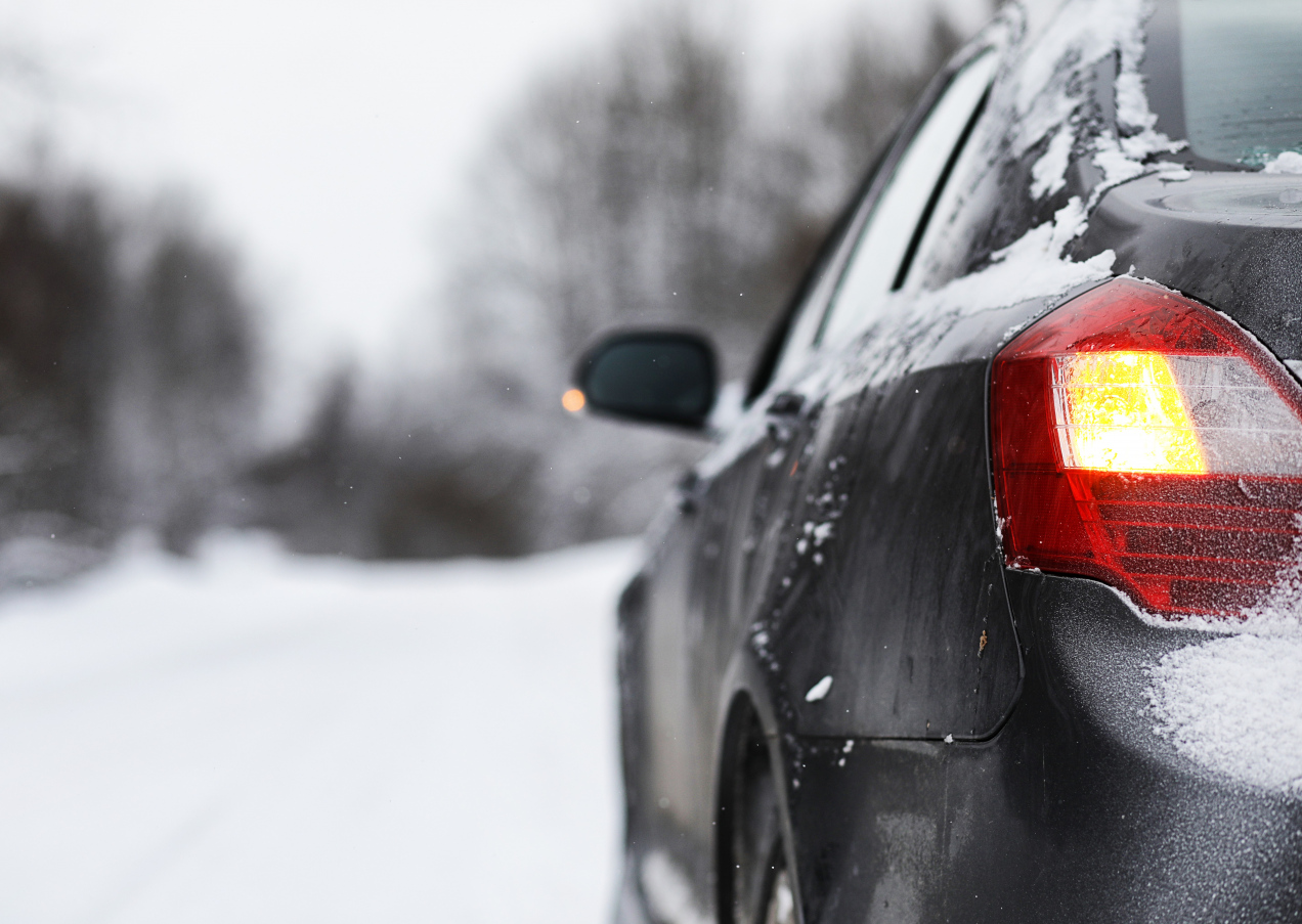 Ten błąd popełnia wielu kierowców zimą. Skutki mogą być opłakane