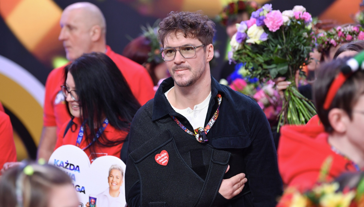 Roznerski pojawił się w sztabie WOŚP. Jeden szczegół zaniepokoił fanów: "Co z ręką?"