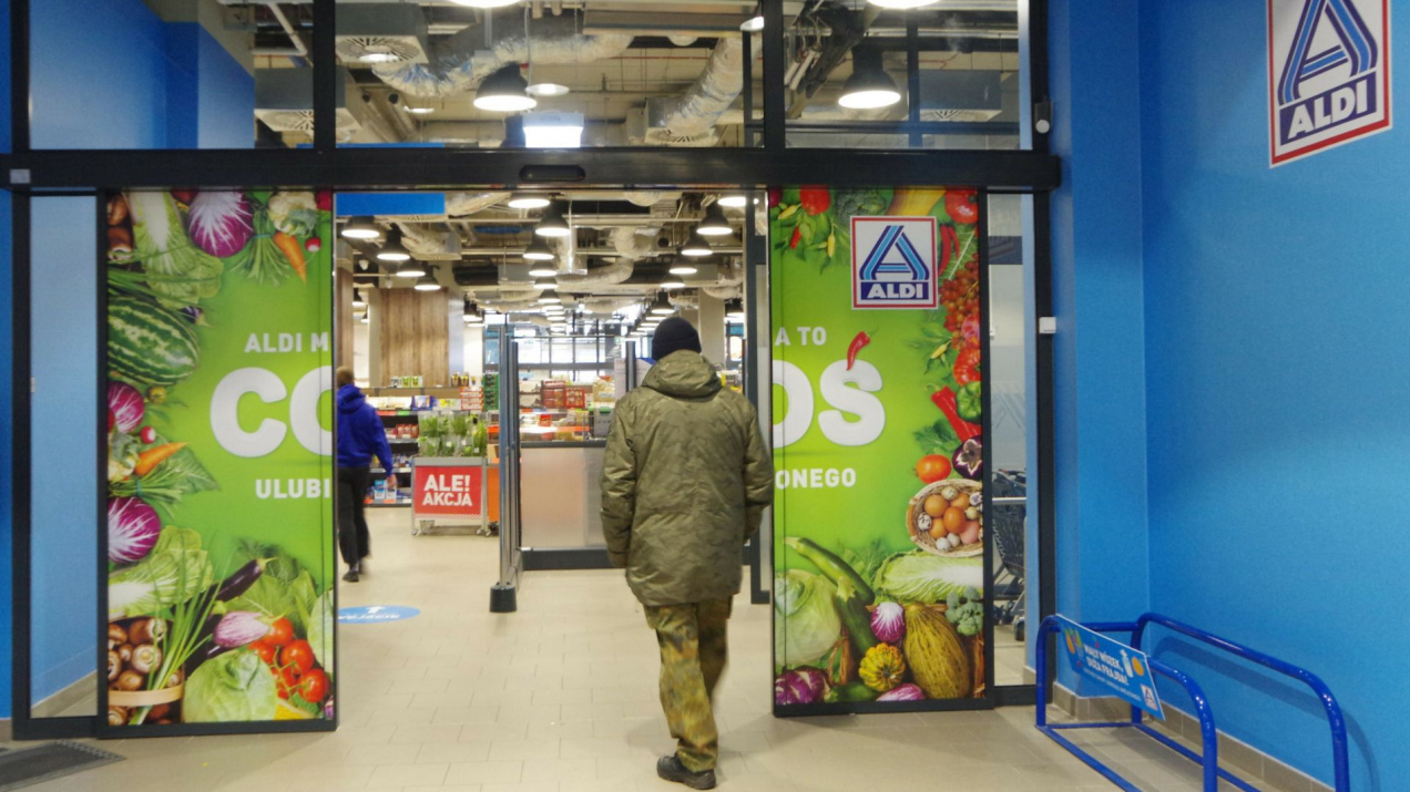 W Aldi sypią się gratisy. „Limit: 24 szt. na klienta”