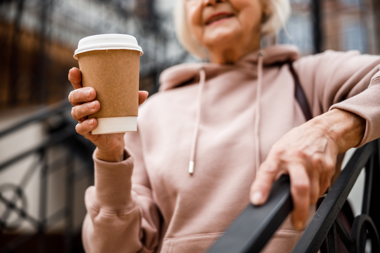 Istotne ostrzeżenie dla kobiet po 65. roku życia. Chodzi o kawę