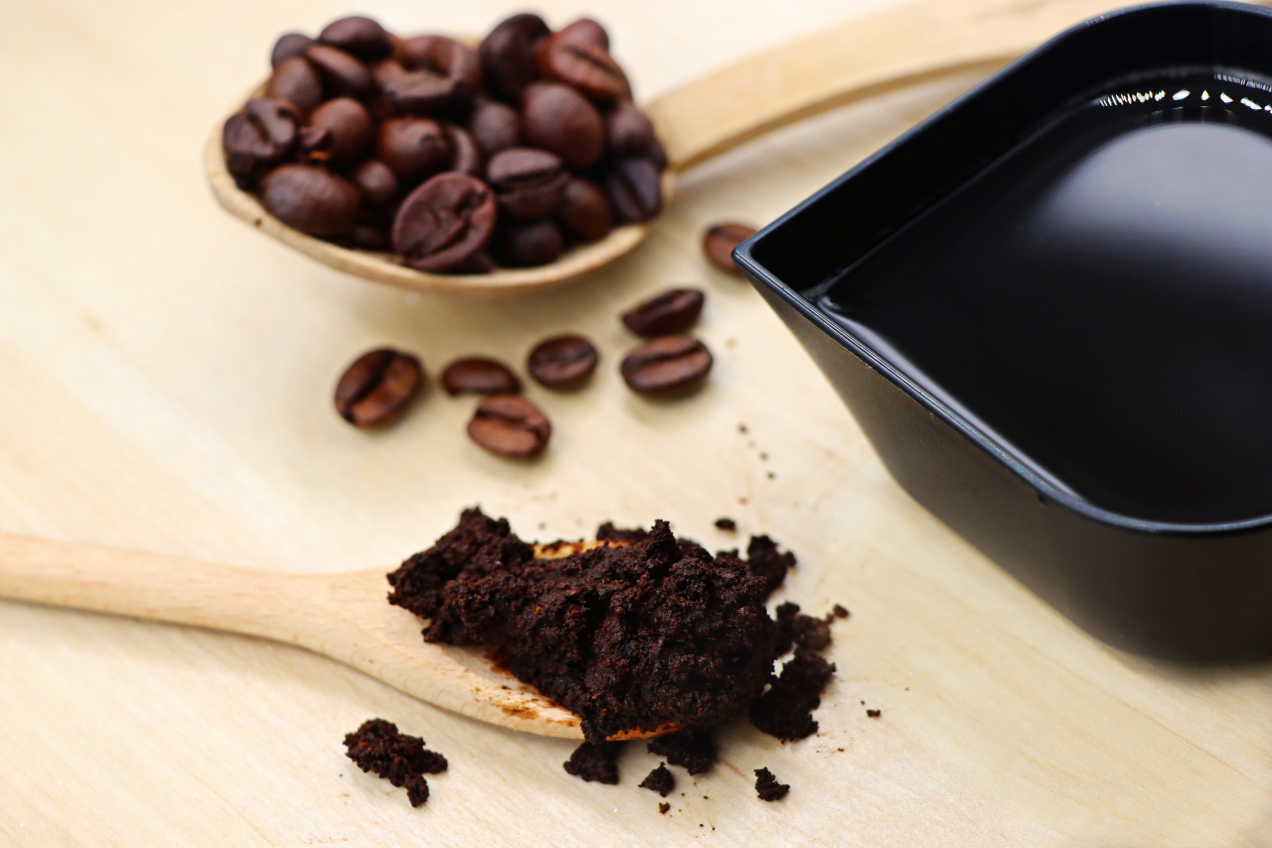 Nie wyrzucaj fusów po kawie! Ten prosty trik z..