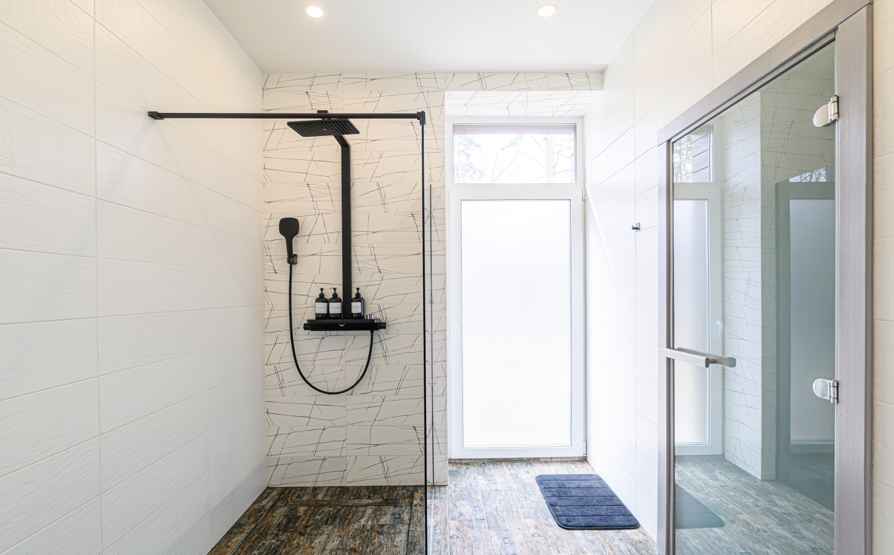 Koniec z szorowaniem brodzika i zakamarków. Polacy masowo usuwają kabiny z łazienek