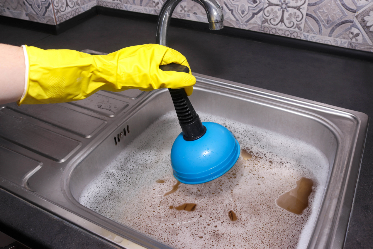 Zatkany odpływ w zlewie? Zamiast sody użyj tego