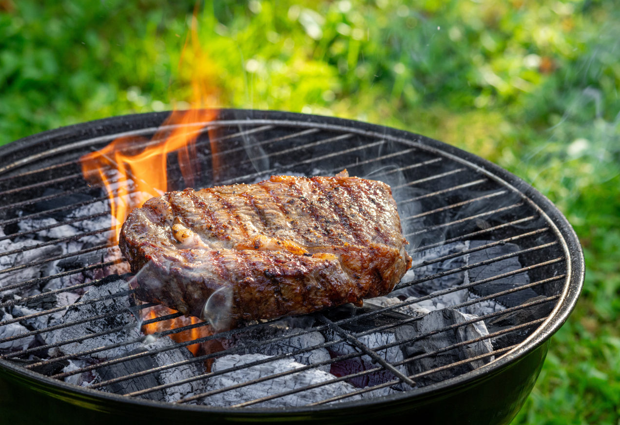 Przed grillowaniem posypuję węgiel solą. Od razu czuć różnicę