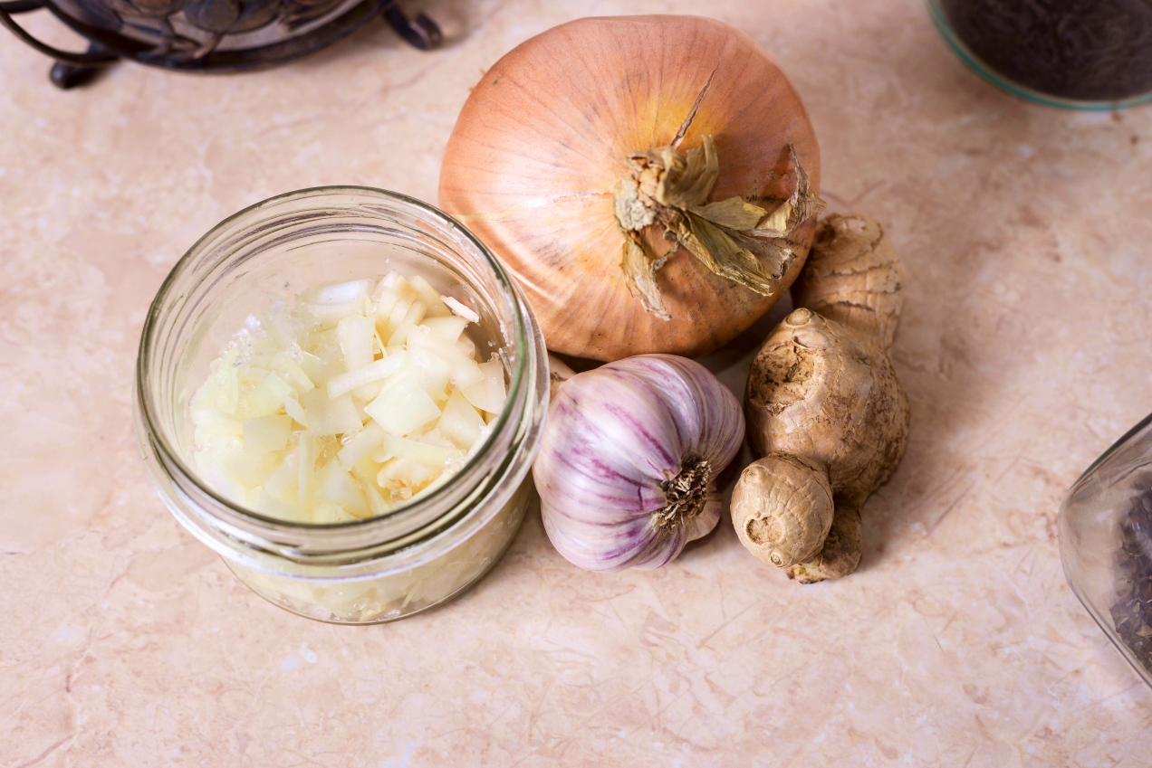 Weź cebulę i miód. Ten syrop na kaszel zrobisz ekspresowo!