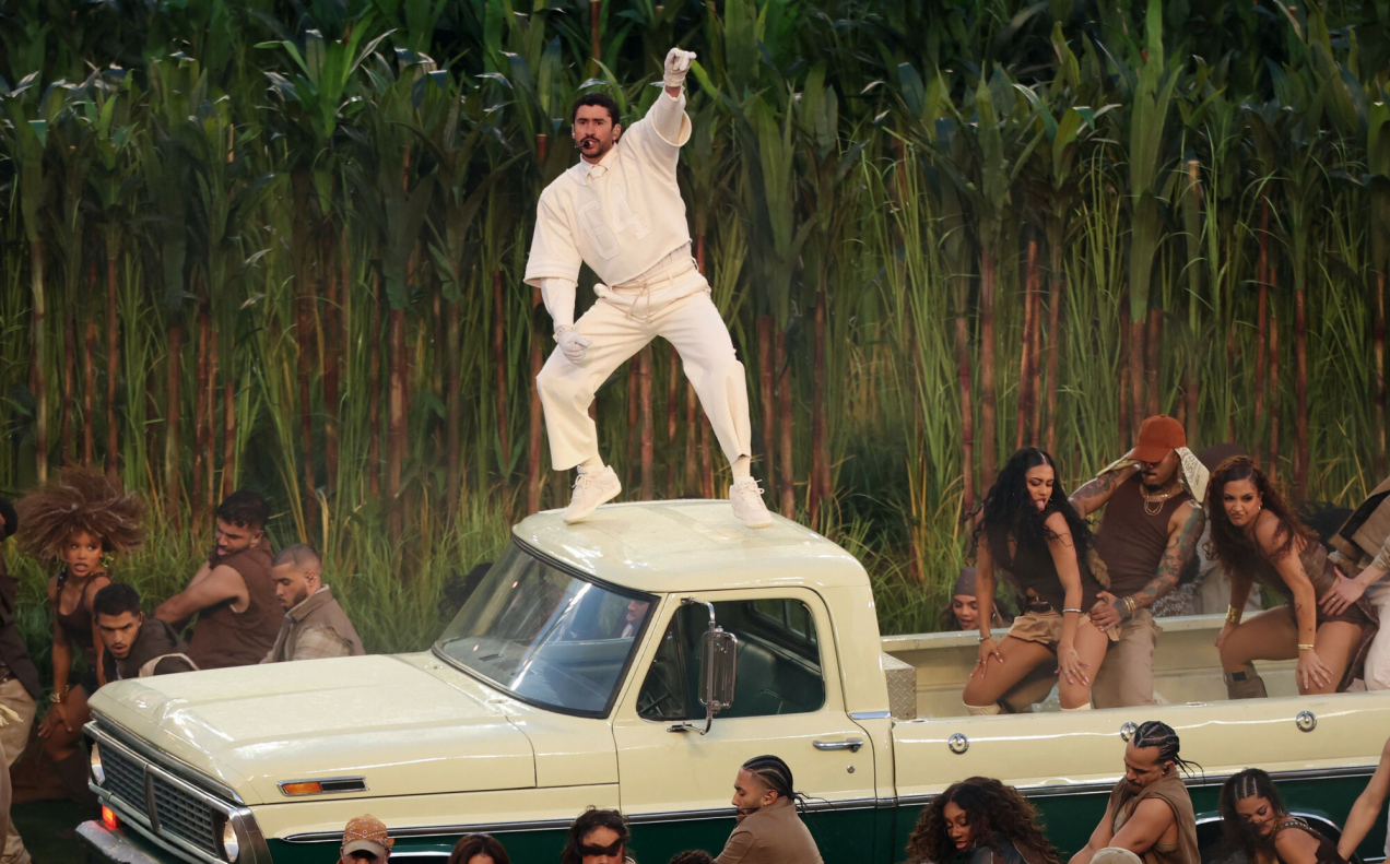 „Jedyną rzeczą silniejszą od nienawiści jest miłość”: Bad Bunny wystąpił na Super Bowl Halftime Show