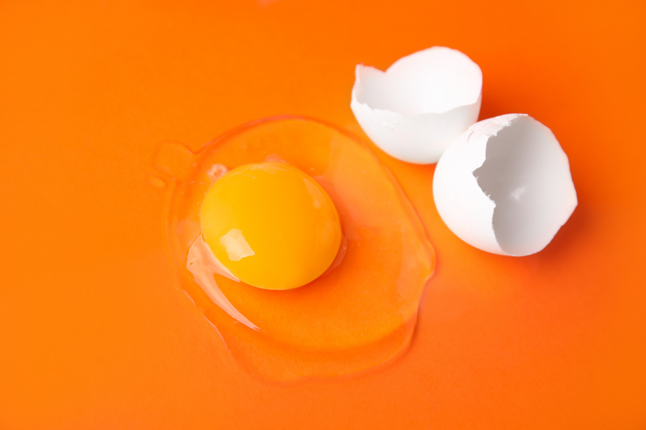 Czerwona plamka na jajku. Czy powinniśmy je jeść?