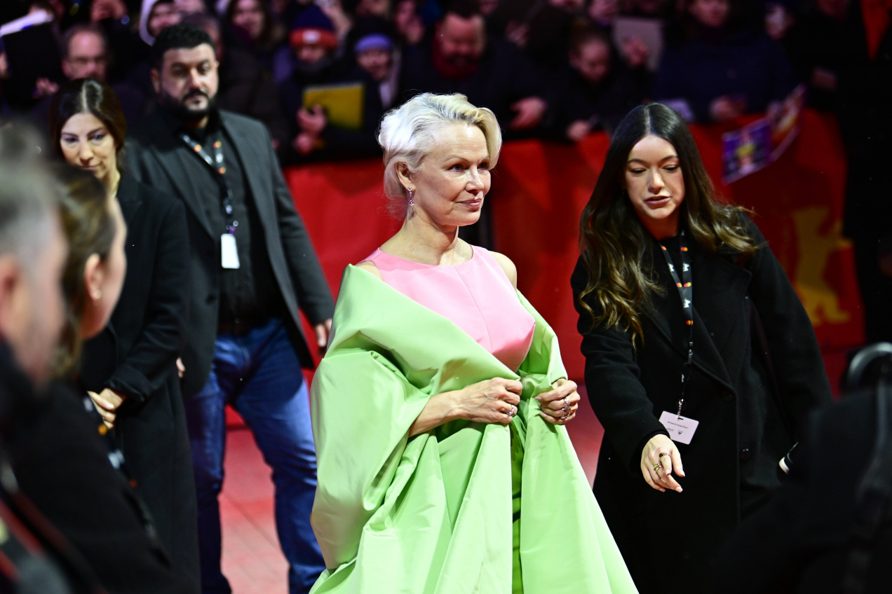 Niewiarygodne, jak zmieniła się Pamela Anderson. Gwiazda zachwyciła stylem i elegancją na Berlinale
