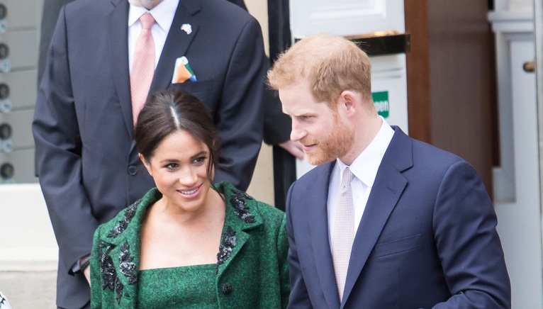 Syn księcia Harry'ego w ramionach taty. Meghan pokazała zdjęcie wykonane chwilę po porodzie