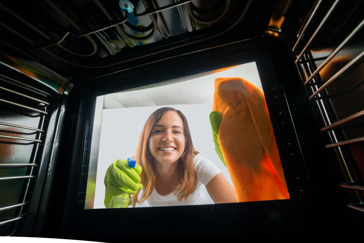 Jak wyczyścić szybę z piekarnika? Tak usuniesz stare przypalenia