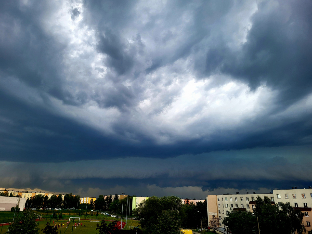 Alerty pogodowe IMGW i RCB: „uwaga!”. Sprawdź, gdzie jest burza i „zachowaj ostrożność”