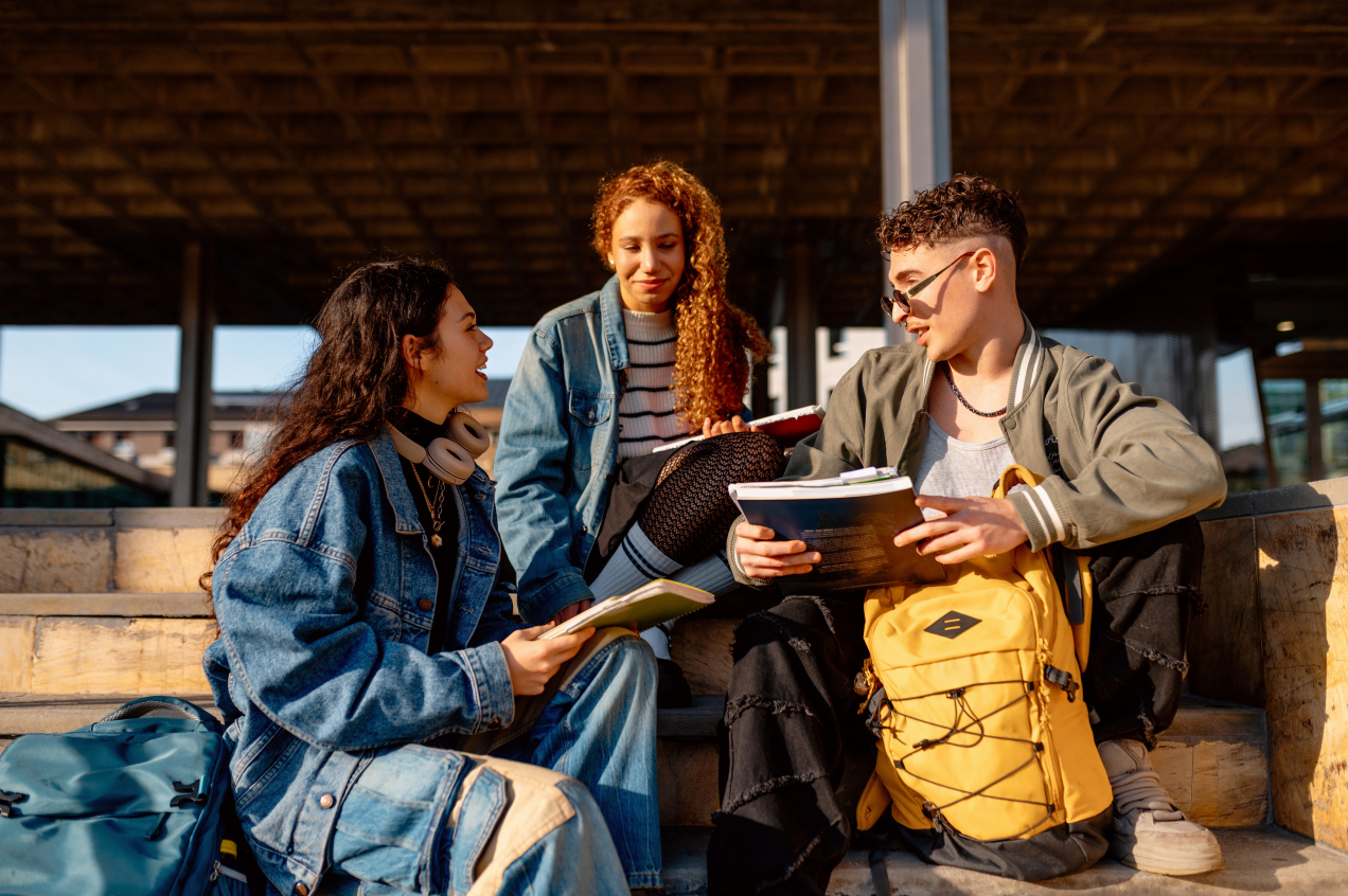 Te zwroty powalczą o tytuł Młodzieżowego Słowa Roku 2025. Podano oficjalną listę