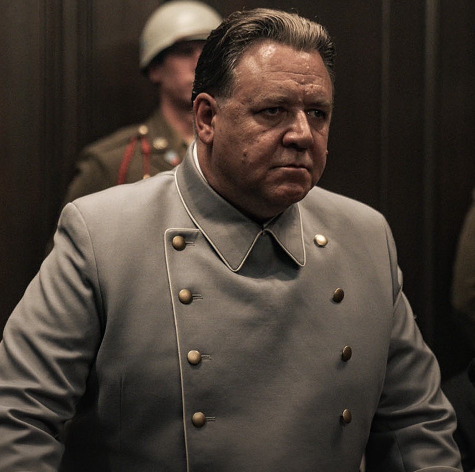 Russell Crowe hipnotyzuje w nowym thrillerze. „Norymberga” zaledwie 45 dni po premierze kinowej już w sieci!