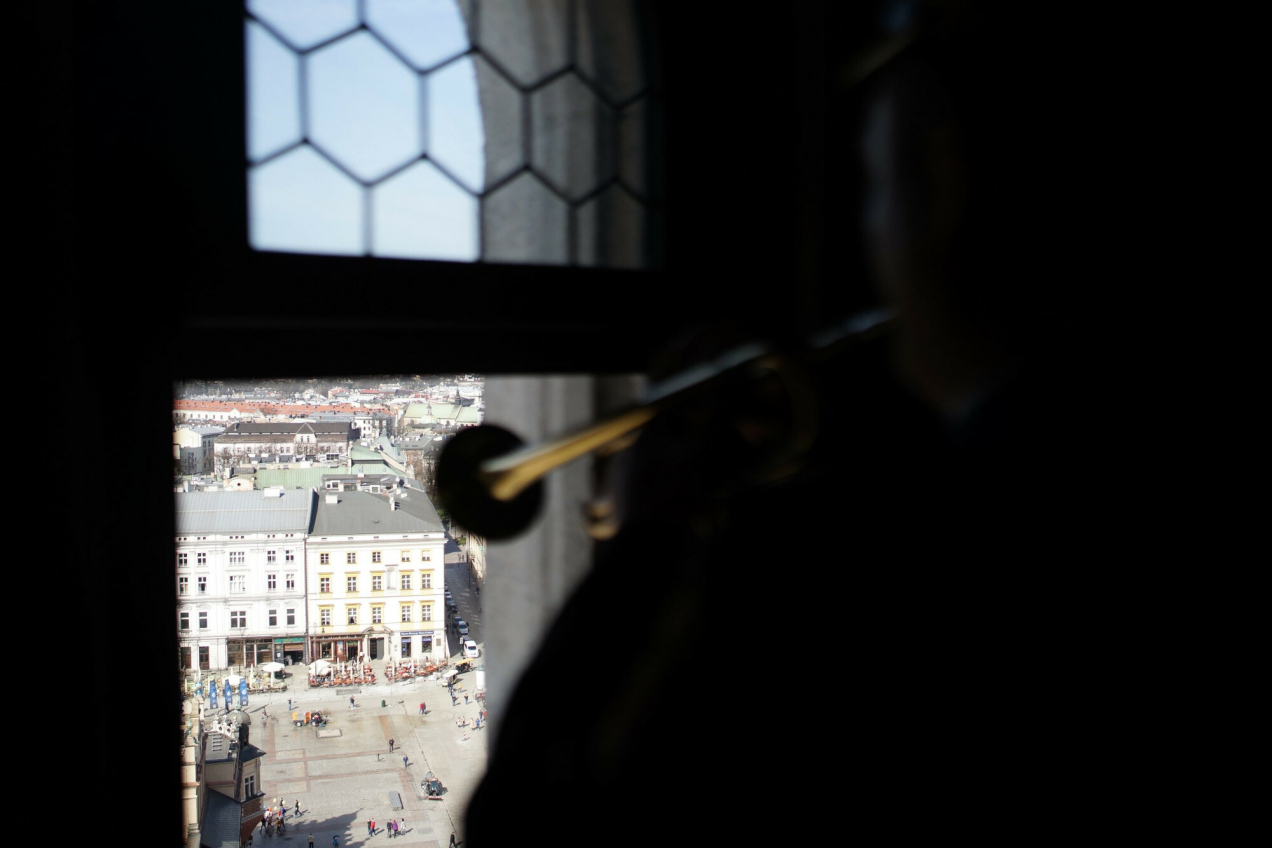 Hejnalista z wieży Mariackiej zaskoczył dziś turystów. Nie uwierzycie, co zagrał! Ten moment przejdzie do historii