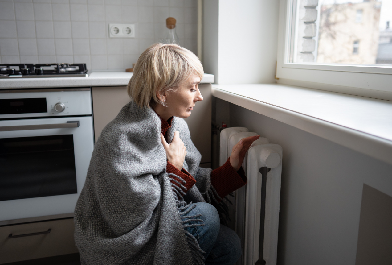 Wkładam za kaloryfer, by w domu było cieplej. Genialny patent na zimę