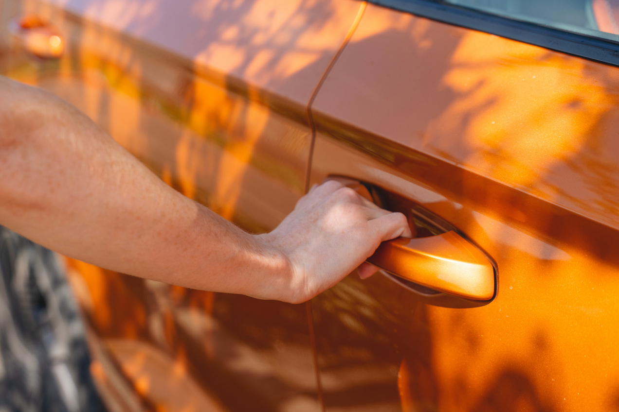 Takich klamek w samochodach już nie będzie. Pierwszy kraj wycofuje