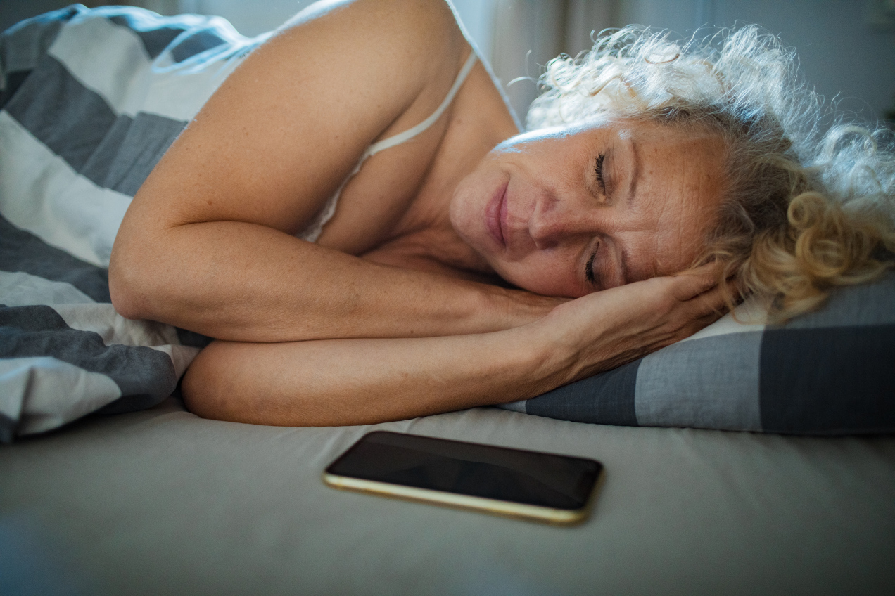 Czy można spać z telefonem w łóżku? Dlatego lepiej nie wkładać go pod poduszkę. „Kiedy śpisz z telefonem obok siebie...”