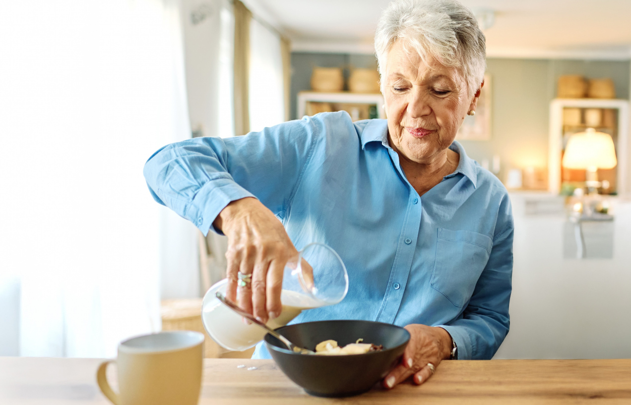Czy osoby po 60. roku życia powinny pić mleko? Ekspertka mówi jasno