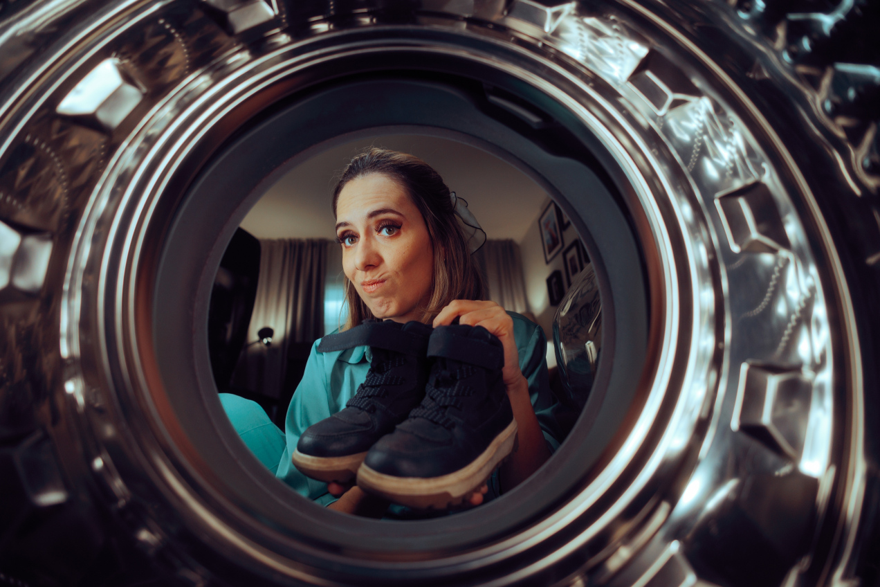 To najlepsza temperatura do prania butów. Eksperci mówią wprost, jak prać obuwie, by długo wyglądało jak nowe