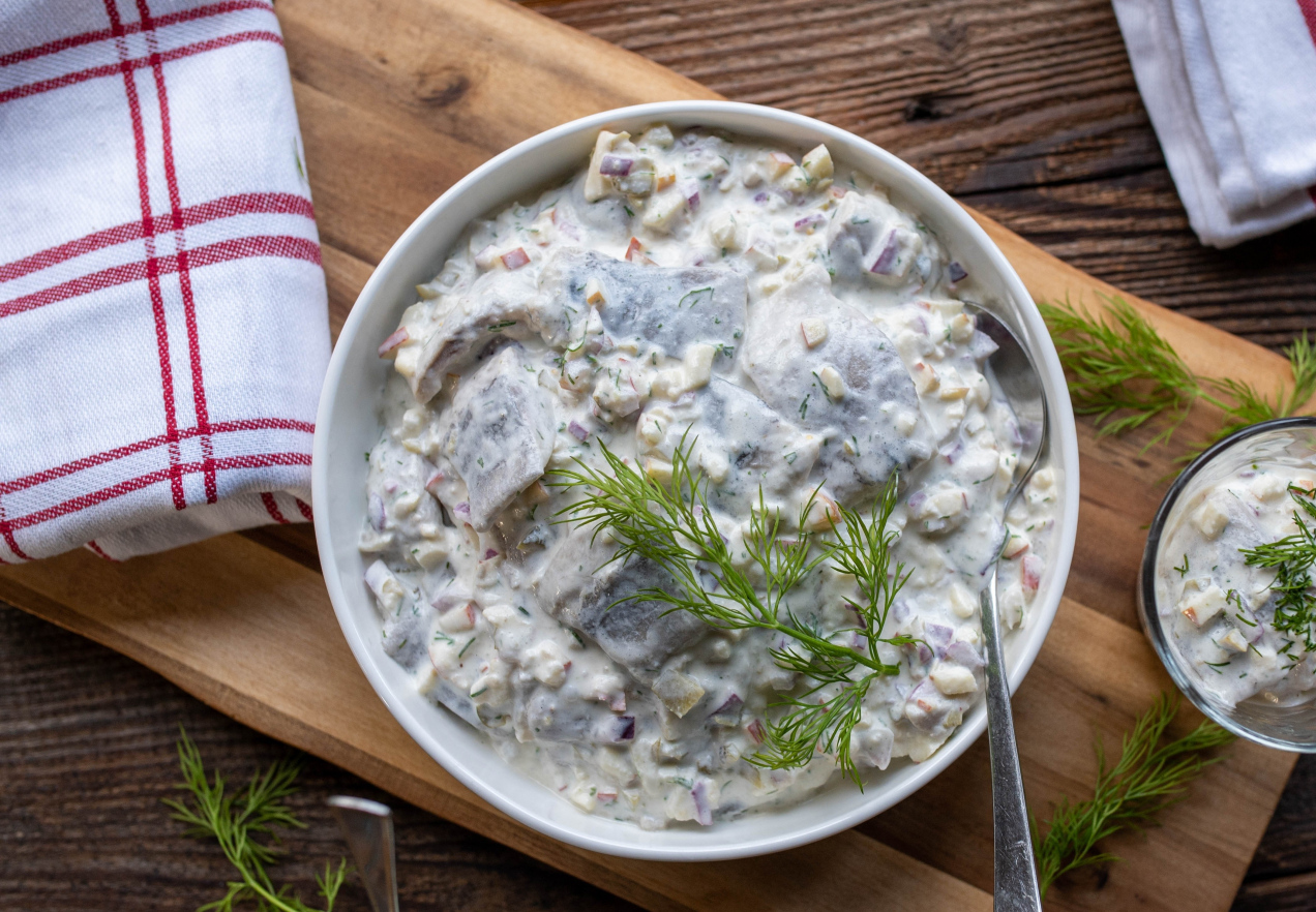 Zaskocz gości! Sałatka śledziowa, która sprawi, iż każdy poprosi o dokładkę
