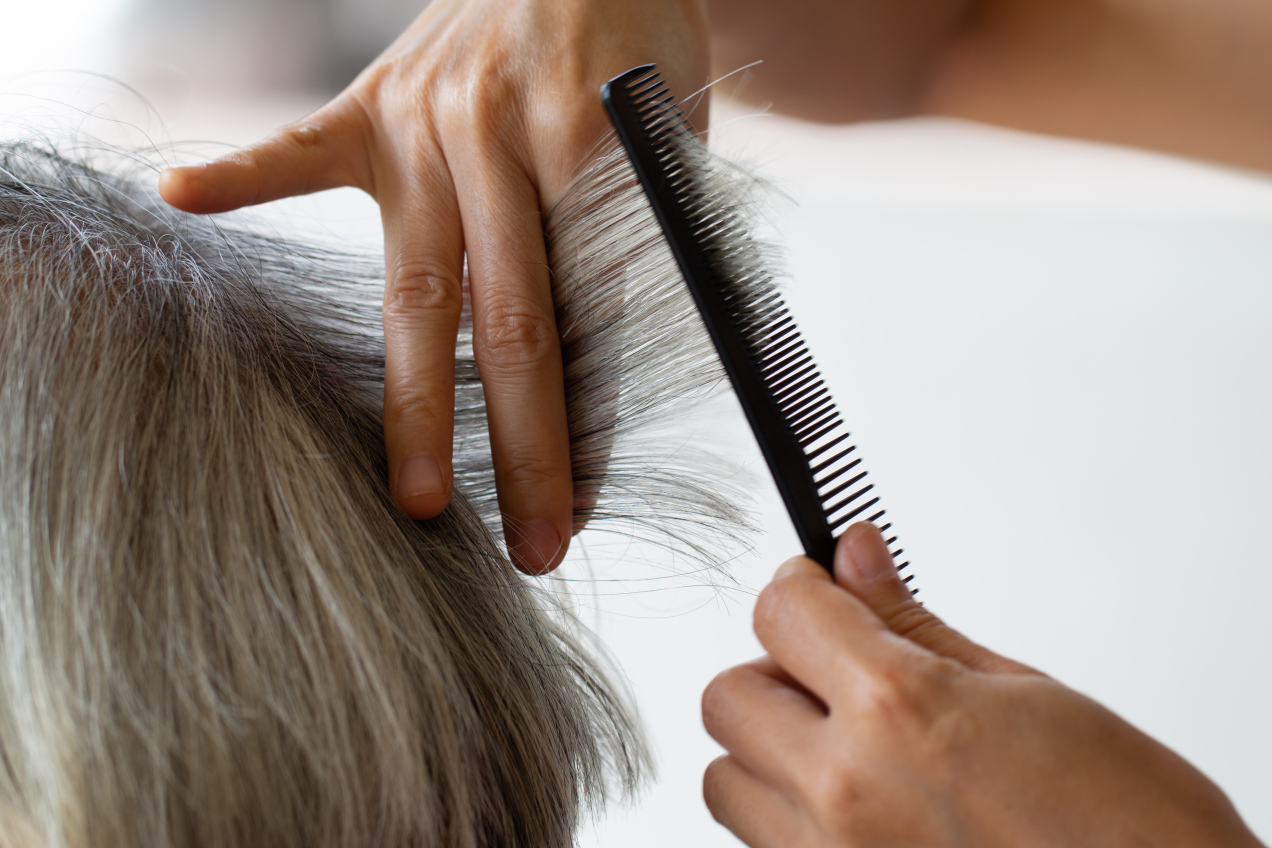 Masz siwe włosy i chcesz się ich pozbyć w naturalny sposób? Oto alternatywa dla farbowania