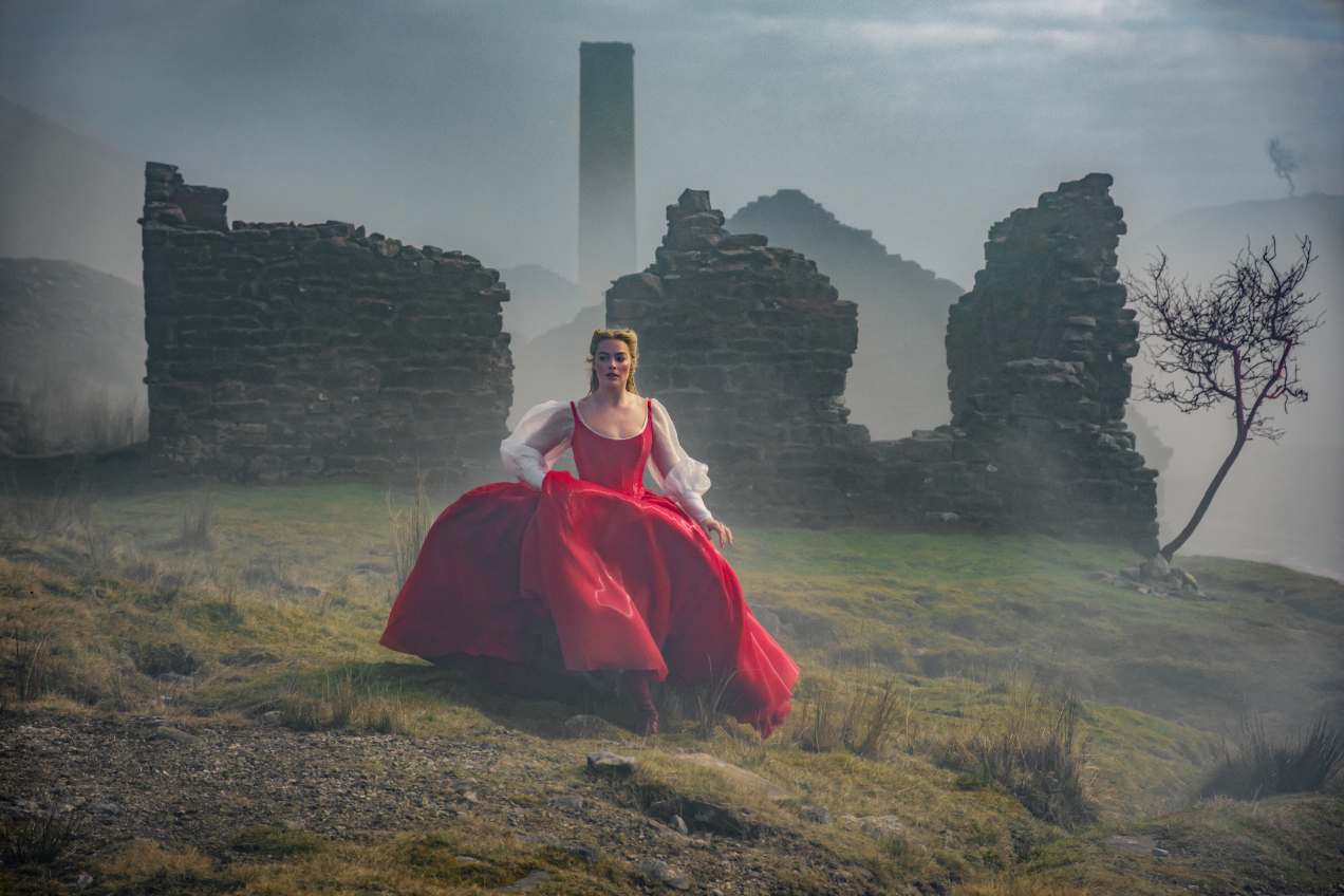 Hit kinowy z Margot Robbie wreszcie dostępny w streamingu. Gdzie i kiedy obejrzysz „Wichrowe wzgórza”?