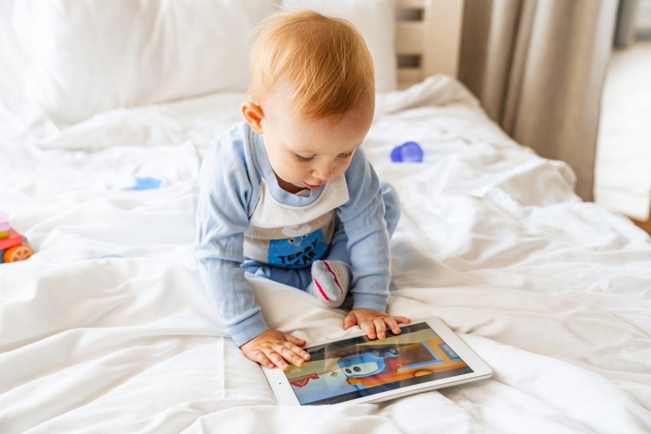 Te filmiki na YouTubie oglądają miliony dzieci! Ekspertka ostrzega przed skutkami: „Mózg tapla się w dopaminie”