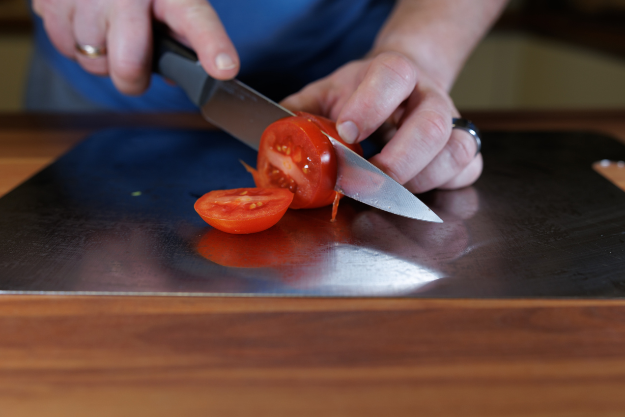 Masz taką deskę w kuchni? Uważaj, może być siedliskiem groźnych bakterii