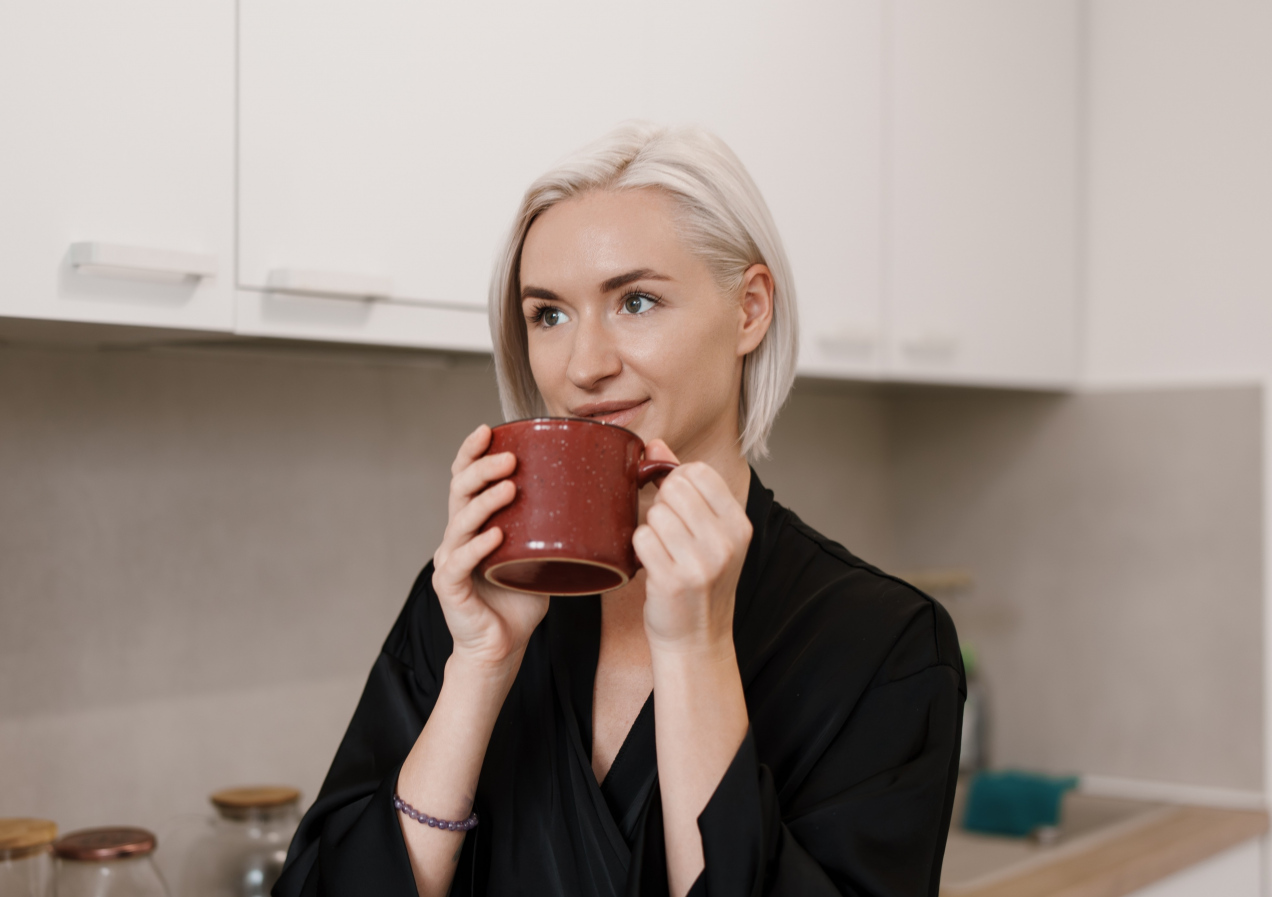 Piję to rano, a kilogramy lecą w dół. Naturalny sposób na zdrowe jelita i szybszy metabolizm