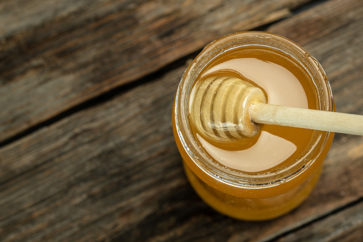 Miód miodowi nierówny. Ten nie jest popularny, a potrafi zdziałać cuda