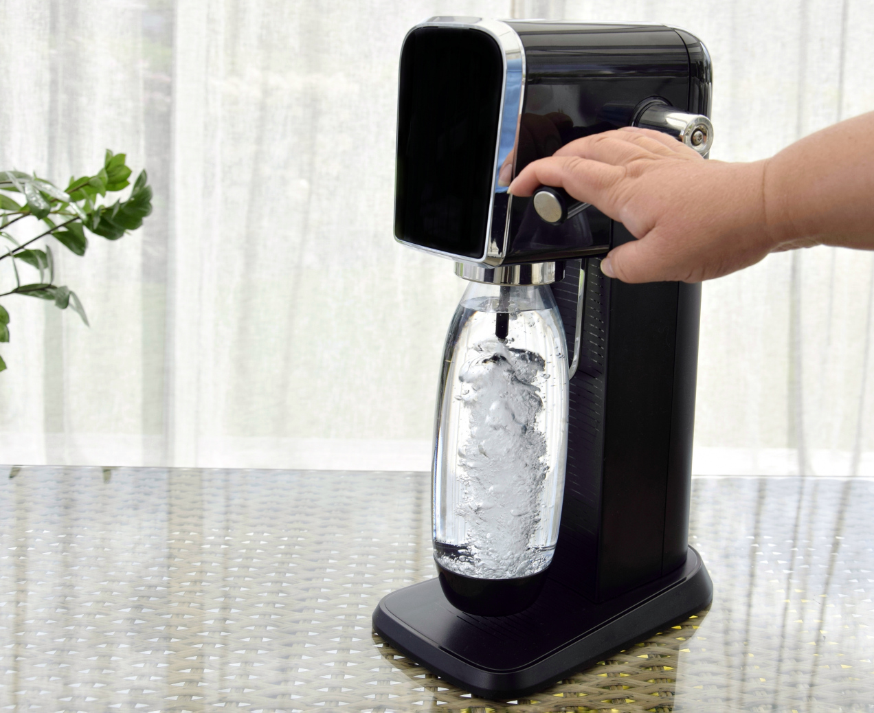 Polacy masowo kupują saturatory SodaStream. O tej ważnej rzeczy muszą pamiętać!