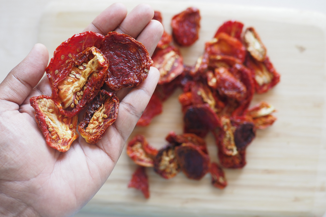 Dodanie suszonych pomidorów to najlepszy trik. Mało kto o tym wie